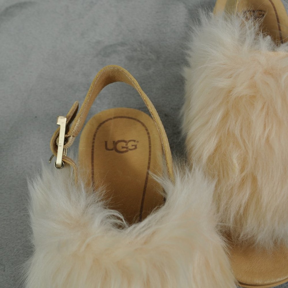 UGG Holly sandal. 💕ADORABLE on 💕 - Picture 4 of 6